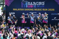 Anwar flags off 20,000 at sarong run around Kuala Lumpur city centre