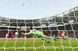 Soccer-Martinez nets double as Inter come back to draw 2-2 with Roma