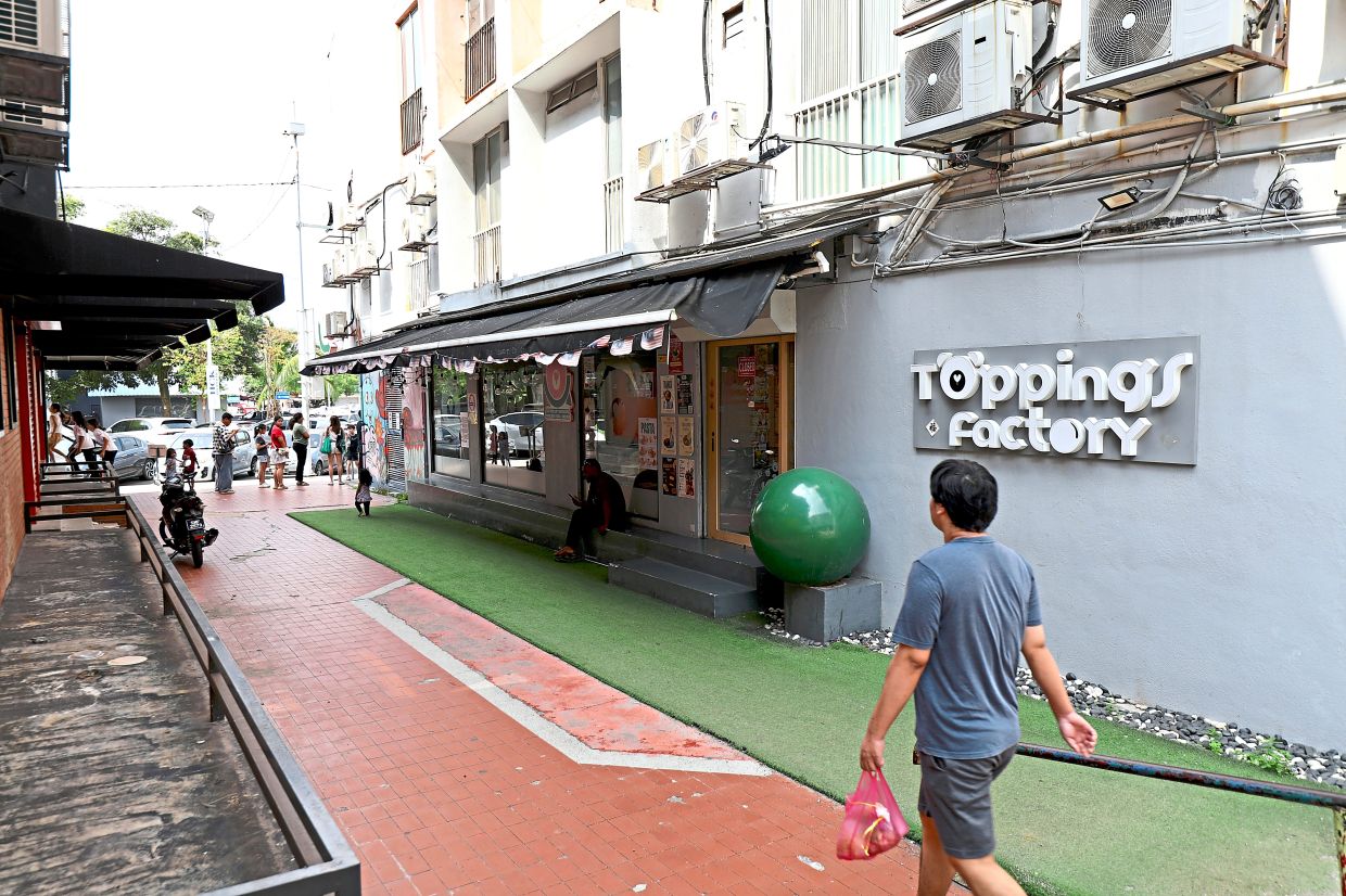 Side lanes such as this one can be used as walkable nodes to link the SS15 commercial area or be turned into pocket parks.