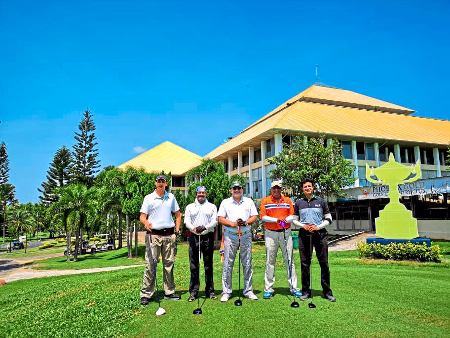 Dr Manoharan (right) has been playing golf for close to 40 years. — DR MANOHARAN KUMARAN
