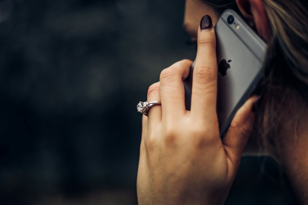 人工智能语音越来越逼真。这可能会让一些人更容易上当受骗。