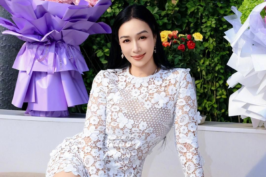女演员钟丽缇举办简单的后院派对庆祝56岁生日，惊艳亮相，容貌姣好，身材火辣。