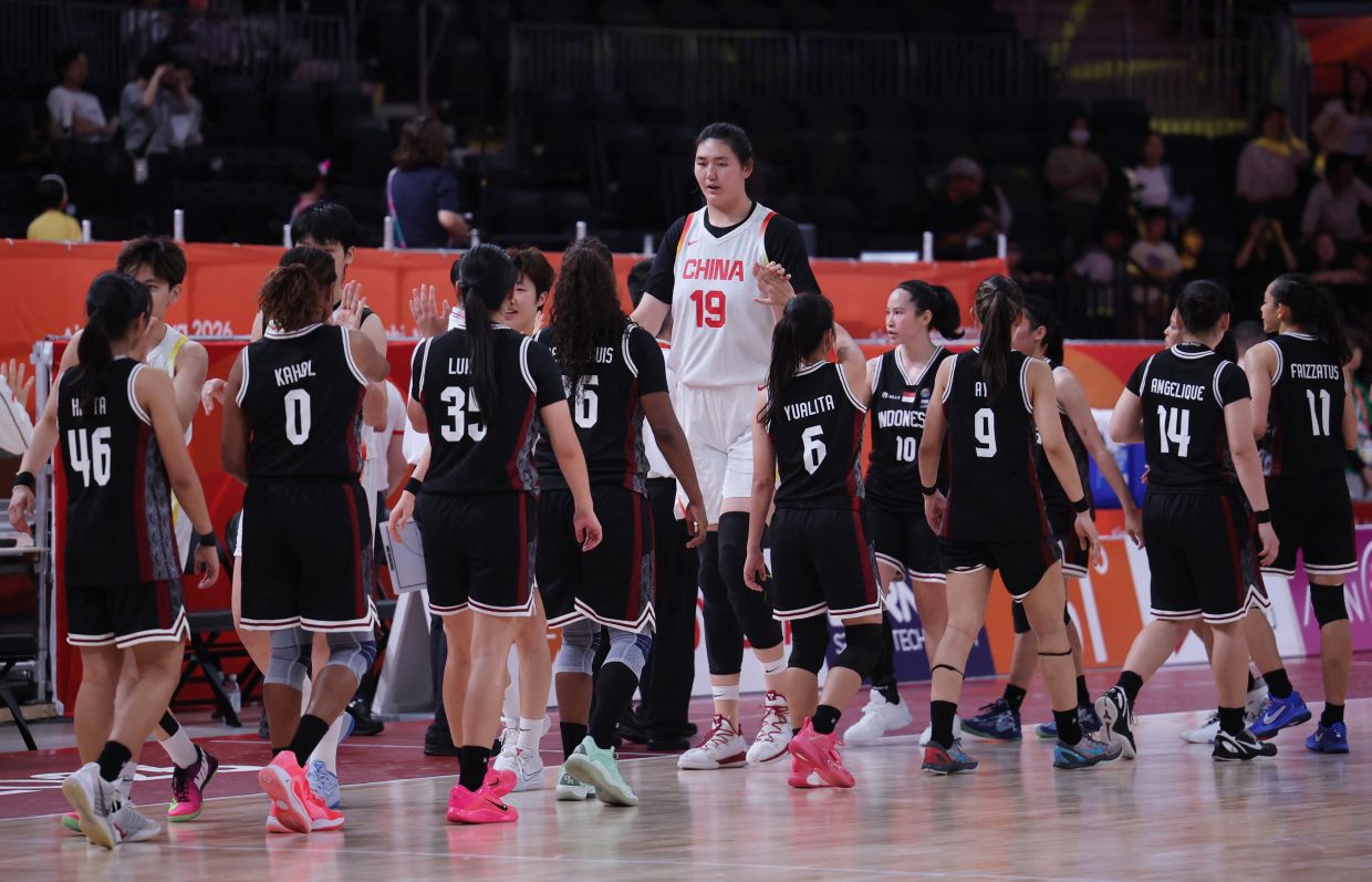 Asian Games - Aichi-Nagoya 2026 - Basketball - Women's - Group A - China v Indonesia - Aichi International Arena, Nagoya, Japan - Monday, September 21, 2026: China's Ziyu Zhang and teammates shake hands with Indonesian players after winning the match. Photo: REUTERS/Anushree Fadnavis