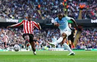 Soccer-Manchester City beat Sunderland in humdinger to maintain 100% start, Man Utd scrape draw