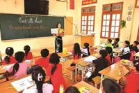 Vietnam schools short of over 100,000 teachers: education minister