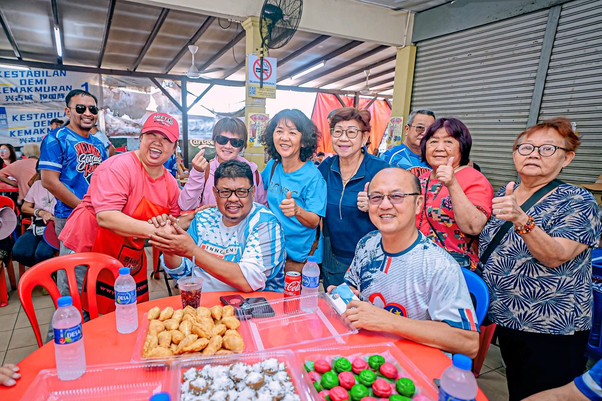 Ab Rauf mingling with locals, reflecting the “Melaka Sayang Rakyat” philosophy of inclusive development and shared prosperity across all communities.