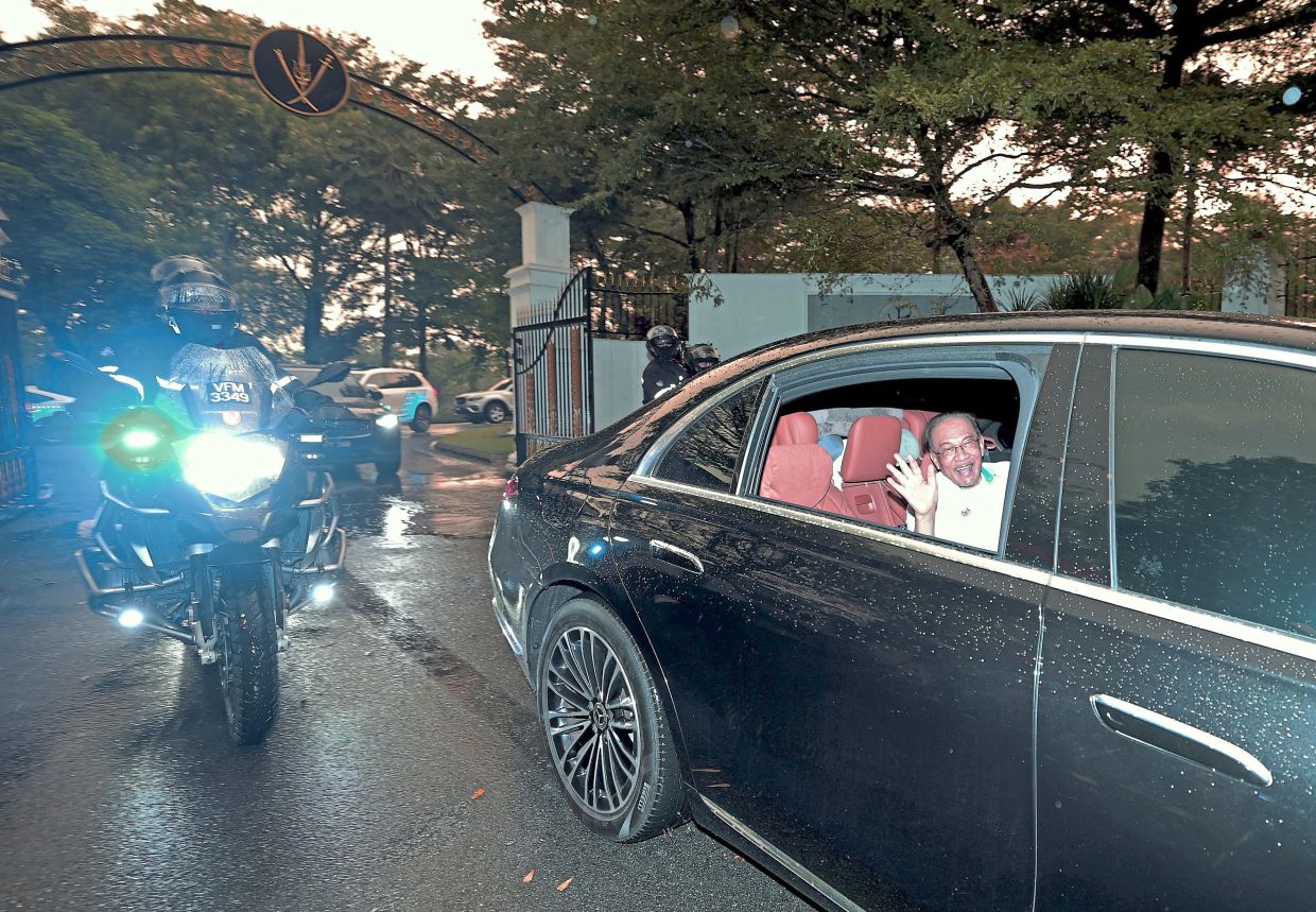 Anwar meets Tuanku Muhriz over Negri dispute