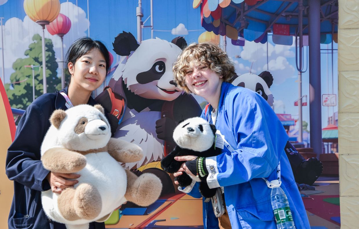 Chinese and American students pose for a photo at Shijiazhuang Zoo in Shijiazhuang, north China's Hebei Province, April 21, 2024. — Xinhua / Liu Zunshuan