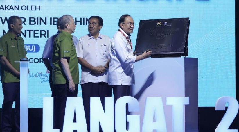 Prime Minister Datuk Seri Anwar Ibrahim (right) recently officiated the opening of the Langat 2 Water Treatment Plant (LRA2). Also present were Deputy Prime Minister Datuk Seri Fadillah Yusof (third from right), who is also the Minister of PETRA; PAAB Chairman Datuk Seri Ir Jaseni Maidinsa (second from right); and PETRA Secretary-General Datuk Mad Zaidi Mohd Karli (left).