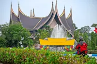 ‘Resolve dispute via Constitution’