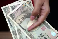 Yen squeezed as hawkish turn grips central banks