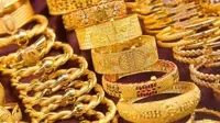 Gold slips as oil gains and Fed officials signal rate hikes