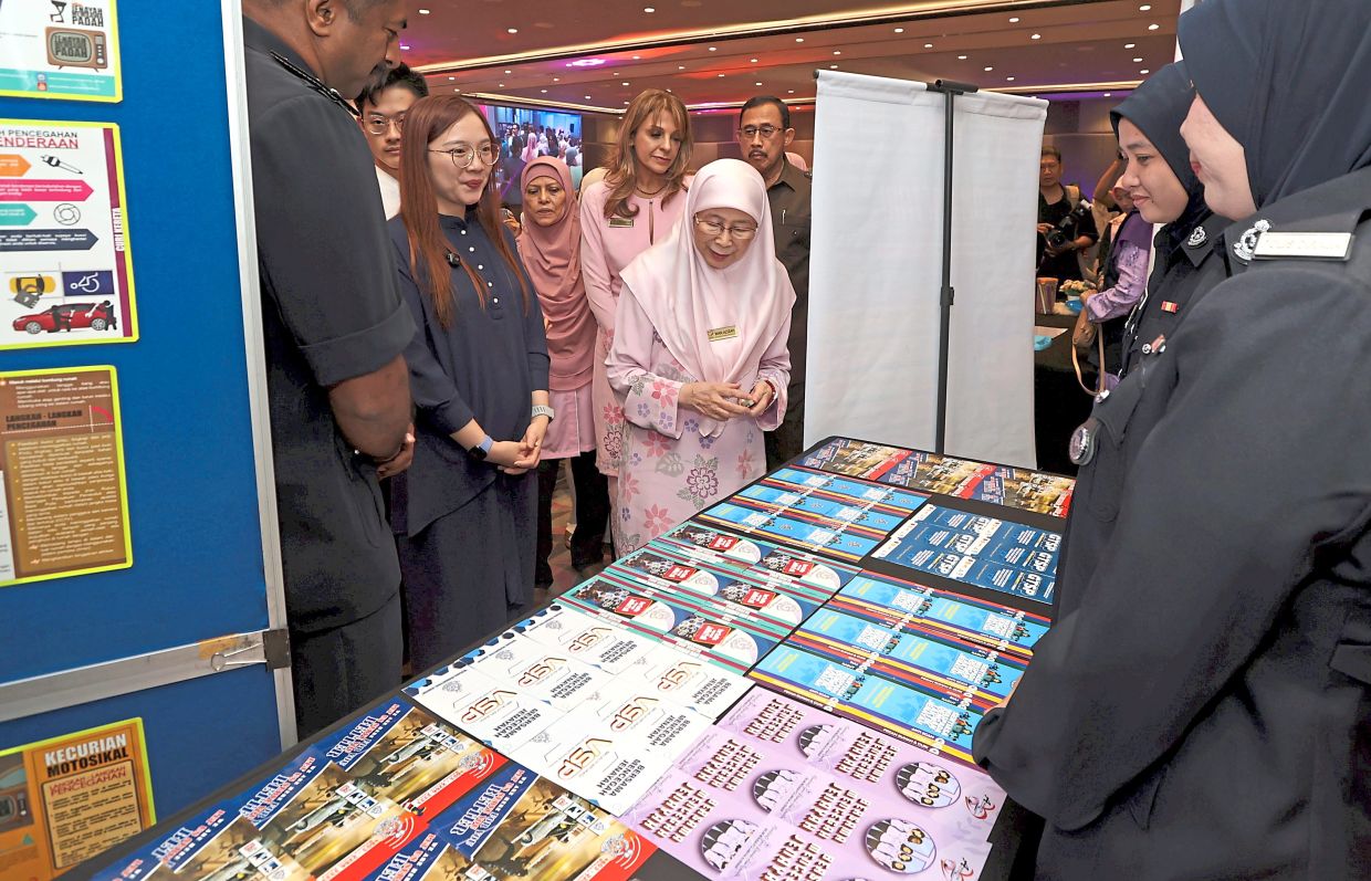 Dr Wan Azizah visiting an exhibition held in conjunction with the Zero Bullying Selangor 2026 campaign launch. Also present are Jamaliah (second from left) and Sangeeta (fourth from left).