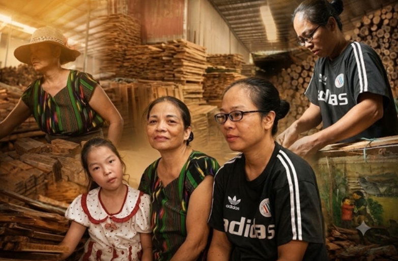 From right: Anh, a former patient of the centre now back home; her mother, Long; and Anh's daughter. — suckhoedoisong.vn