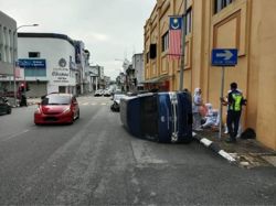 Three hurt after Health Ministry van ferrying 11 training nurses overturns