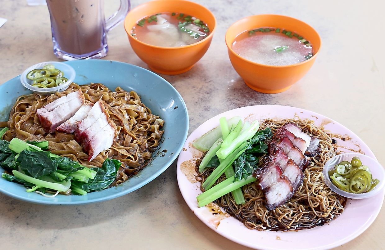 Customers can choose between egg and flat noodles.