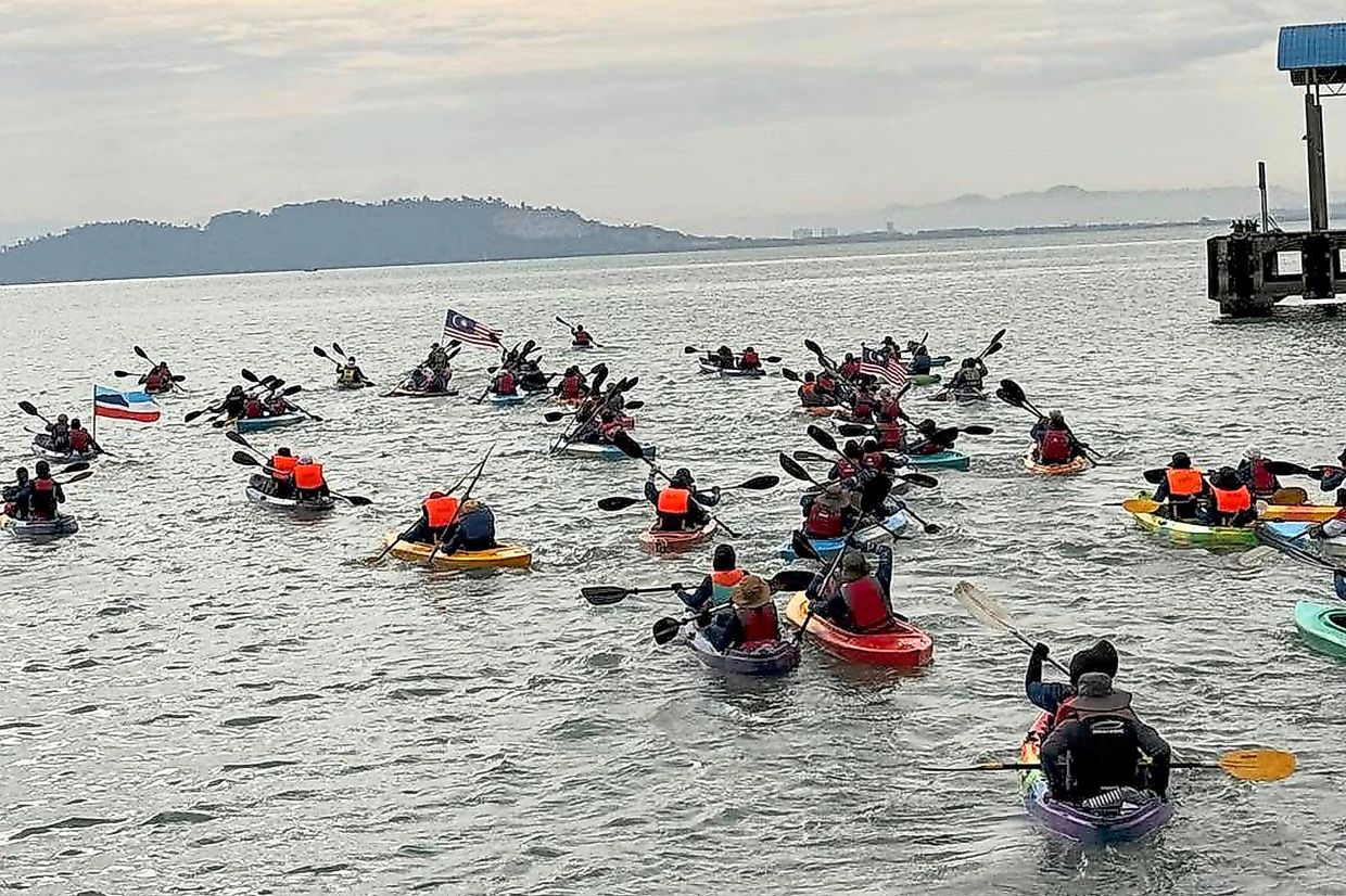 Kayakers take on 10km Jerejak loop for fitness
