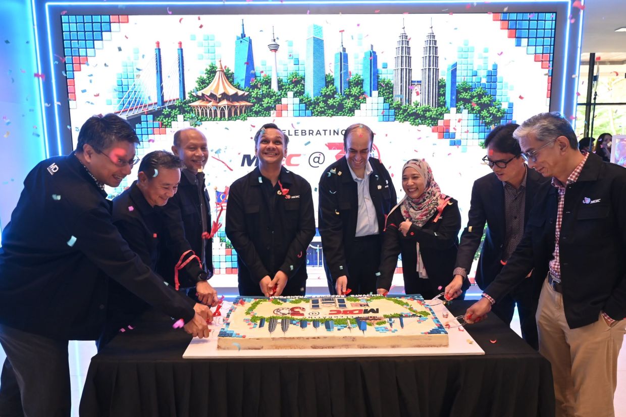 The MDEC senior leadership team marking the 30-year milestone with a ceremonial cake-cutting, honouring the organisation’s legacy and continued evolution.