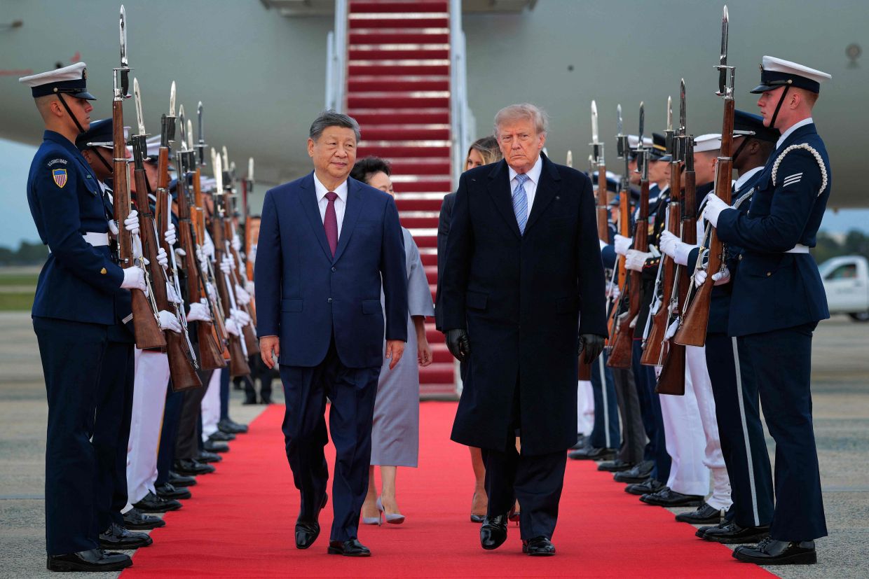 特朗普罕见地在机场迎接习近平，峰会预计将更注重形式而非实质内容。