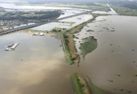 Heavy rains cause levee to break at Chiba's Inbanuma Lake, flooding spreads to homes, rice fields