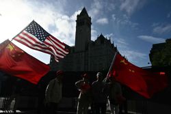 Trump welcomes Xi to Washington with lavish praise