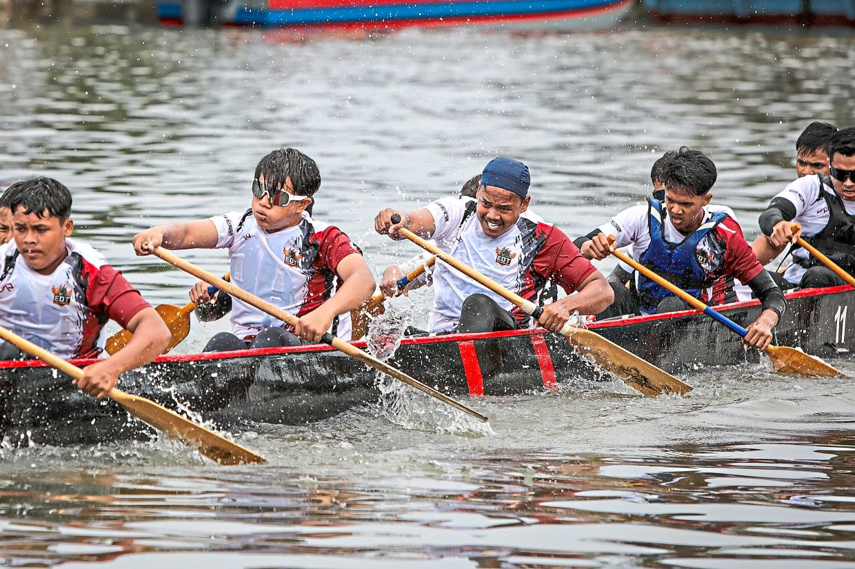 Teamwork in action during the traditional boat race. 