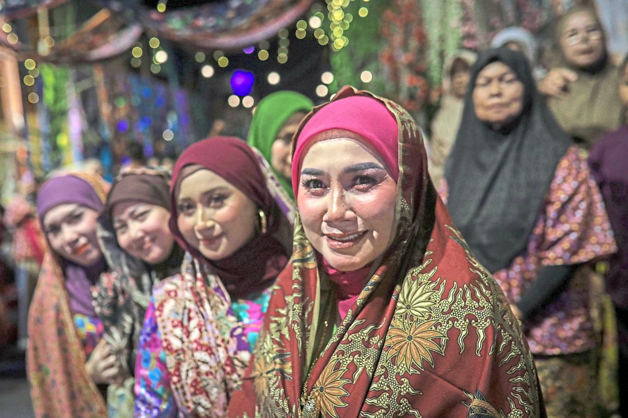 Locals dressed in traditional clothes to grab the attention of judges for the ‘Kampung Nelayan Tradisi’ themed village beautification competition. 