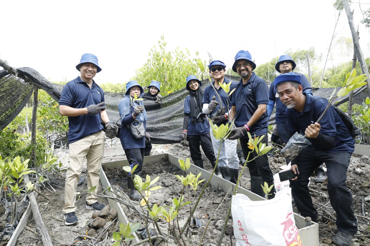 A total of 323 volunteers participated in a tree planting initiative at Taman Alam Kuala Selangor, supporting biodiversity conservation and strengthening community engagement.