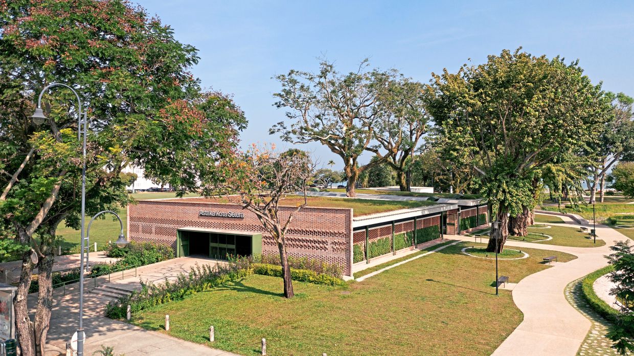 The building’s metal deck roof adopts an innovative soil-free, ultra-lightweight green roof system, providing an additional layer of insulation that helps reduce heat gain.