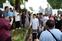 Anwar, dignitaries pay final respects to PM's late brother