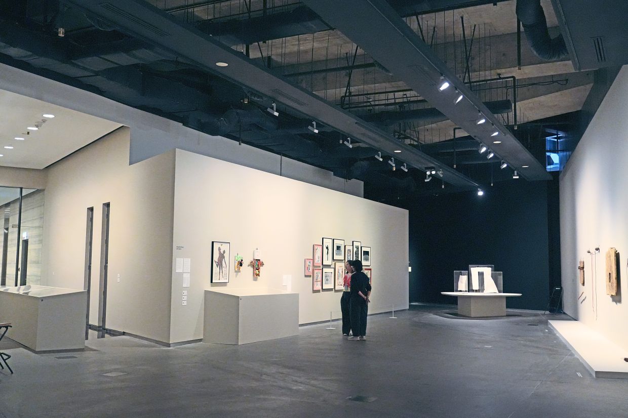 Ilham Gallery is now hosting ‘Robert Rauschenberg and Asia’.