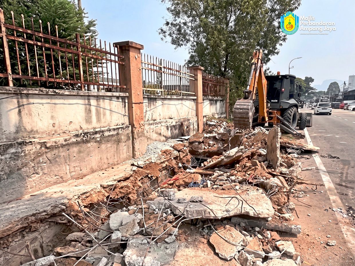 MPAJ’s enforcement team broke concrete slabs constructed over drains at IKS Keramat in AU3.