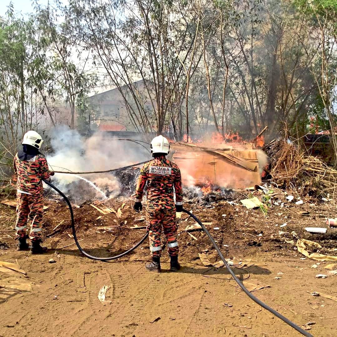 Firemen extinguishing flames caused by open burning. — Filepic