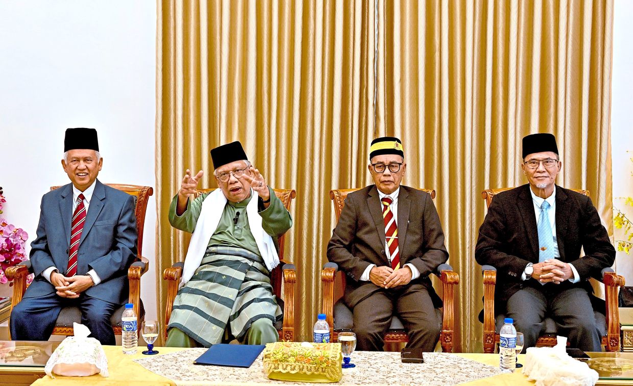 In dispute: Former Undang of Sungei Ujong Datuk Mubarak Dohak (second from left) talking to reporters at the media conference. Also present (from left) were Undang of Johol Datuk Muhammad Abdullah, former Undang of Jelebu Datuk Maarof Mat Rashad and former Undang of Rembau Abdul Rahim Yasin. Mubarak, Maarof and Abdul Rahim are however challenging their removal as ruling chiefs.