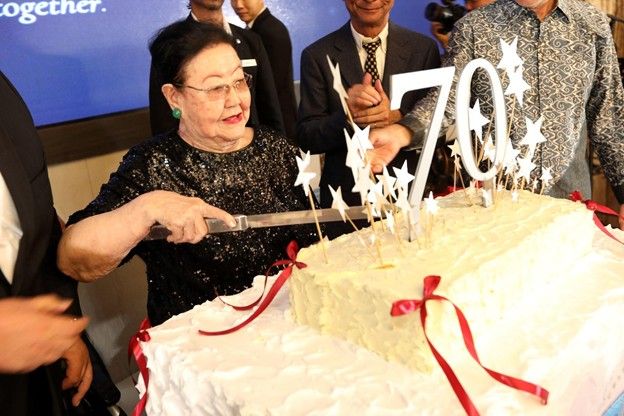 Mdm Chung, the wife of the late Goh Thiam Hee cuts the cake to mark CFA’s 70th anniversary.CFA was founded by her late husband and the late Lim Hooi Kuang in 1956.