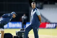 Cricket-Pietersen holds Ashes talks with England coach Fleming
