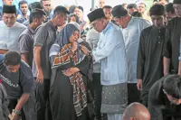 Anwar pays last respects to his elder brother Idrus