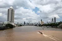 Monks and troops protect temples from rising river