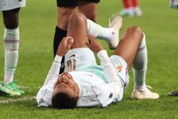 Soccer-France's Mbappe forced off with apparent knee injury in Turkey clash