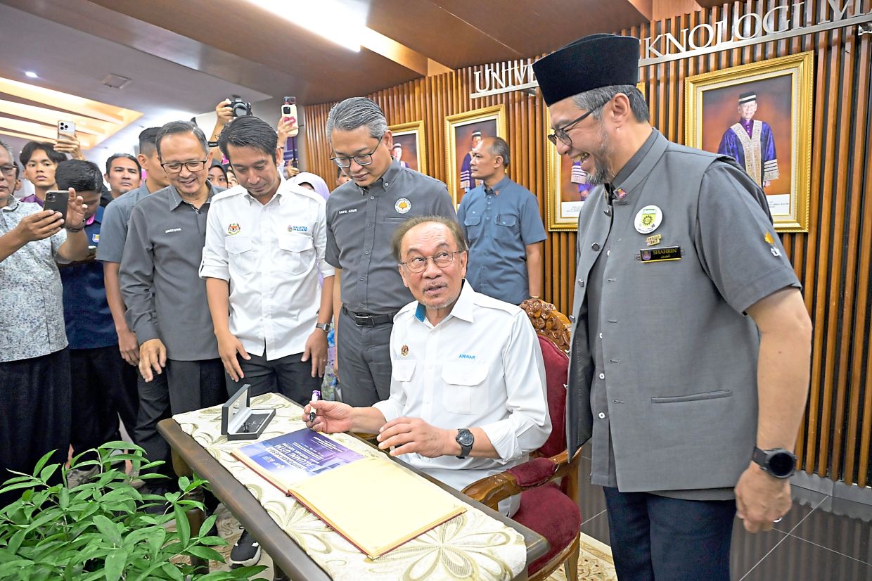 Friendly visit: Anwar attending the Himpunan Mesra Alumni Universiti Teknologi Mara at UiTM Shah Alam. — RAJA FAISAL HISHAN/The Star
