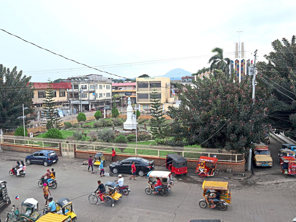 While Sabahans might remember Jolo as a dangerous place full of men with guns, it has changed a lot: Plaza Rizal in the city looks like any place you would see in Asia. — Wikimedia Commons