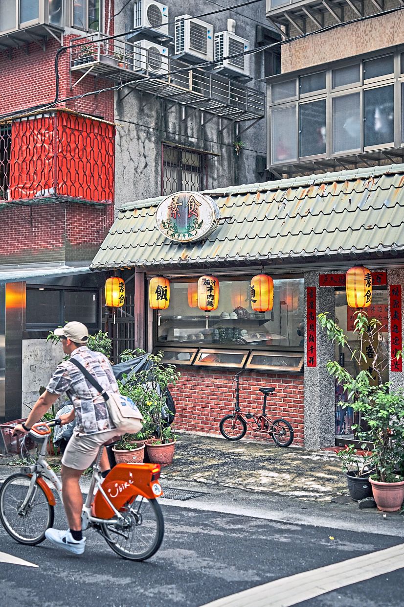 Outside Taipei’s Vegetarian Tomato Beef Noodle Restaurant. Photo: The New York Times/An Rong Xu
