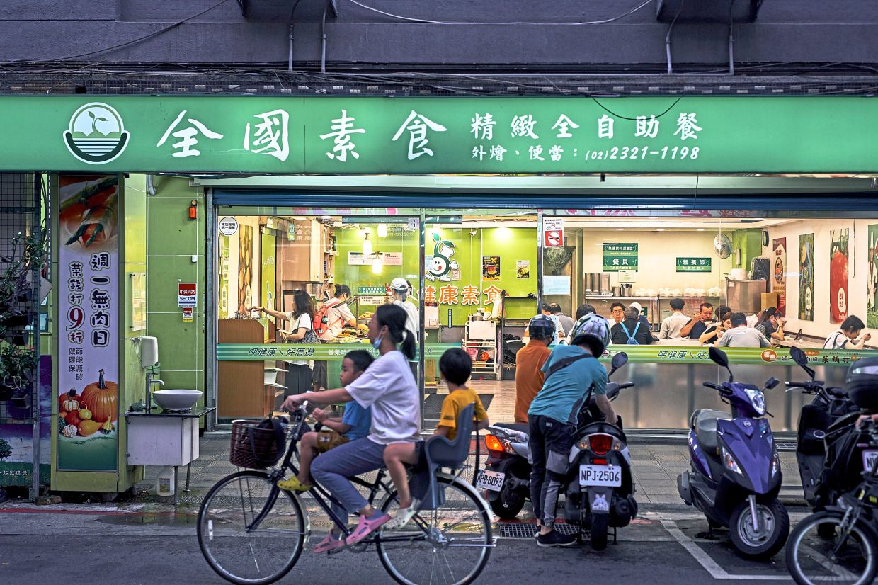 At Taipei’s Nationwide Healthy Vegetarian, diners pile up plant-based dishes and pay by weight – helping dispel the idea that the city is tough for vegetarians. Photo: The New York Times/An Rong Xu