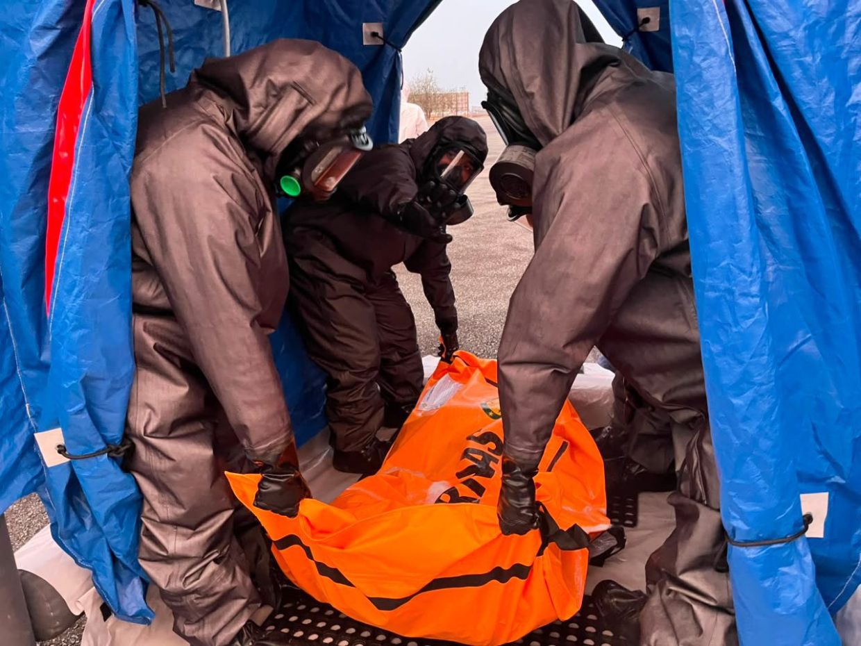 In this photo released by Indonesia's National Search and Rescue Agency (BASARNAS), rescuers carry the body of a victim of a ferry capsize earlier this month, upon arrival in Banjarmasin, South Kalimantan, Indonesia, Sunday, Sept 27, 2026. - Photo: BASARNAS via AP