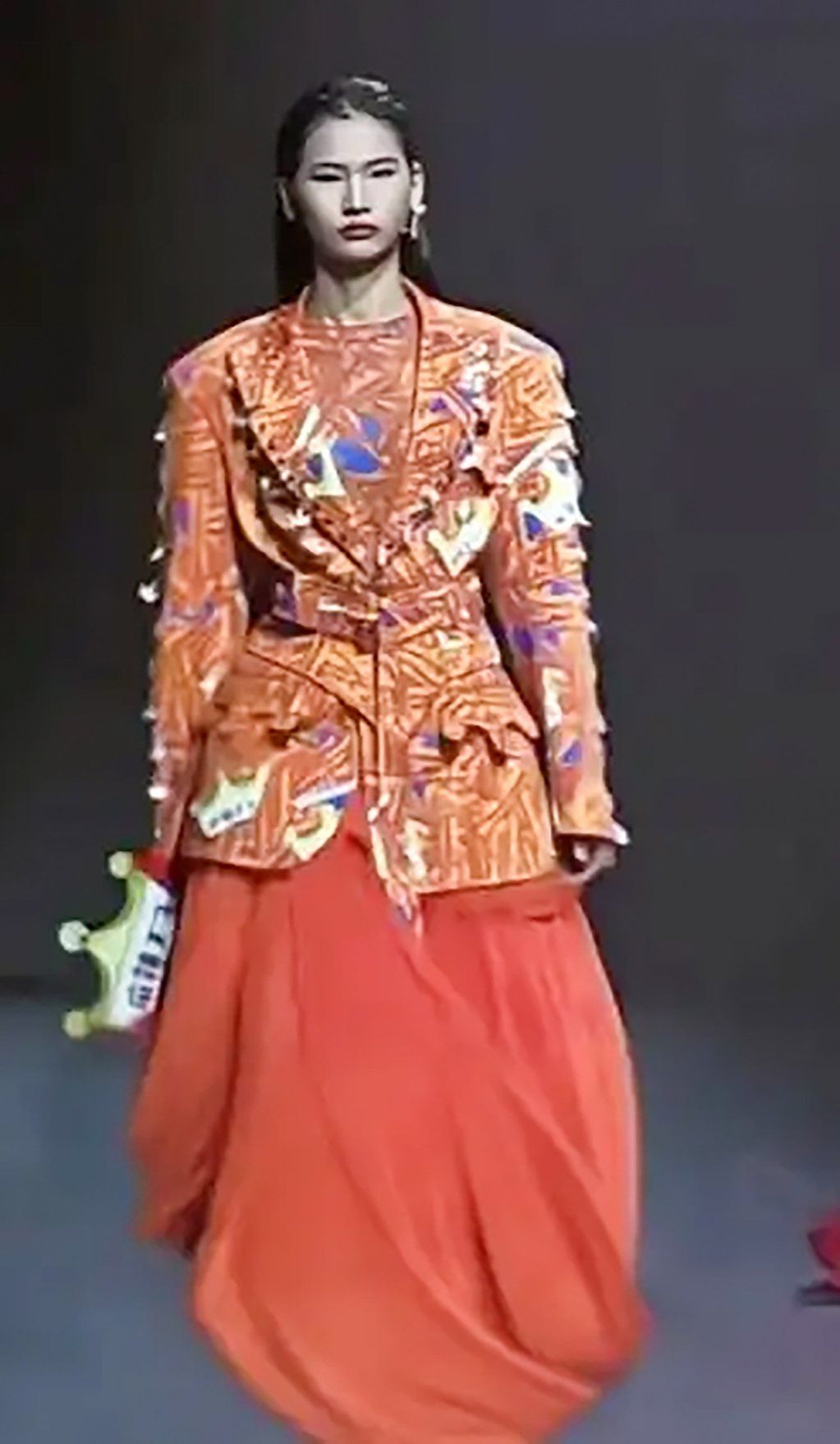 Leng made her runway debut at Shenzhen’s SS26 Fashion Source, winning enthusiastic applause in an orange outfit inspired by the popular snack latiao (spicy strips). -- Photo: Baidu