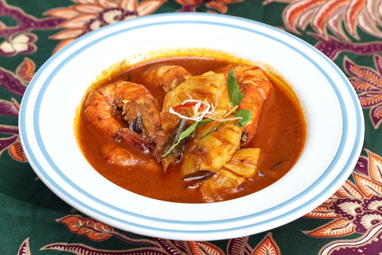  Prawns and pineapple work in harmonious union in this dish of kari udang nenas. 