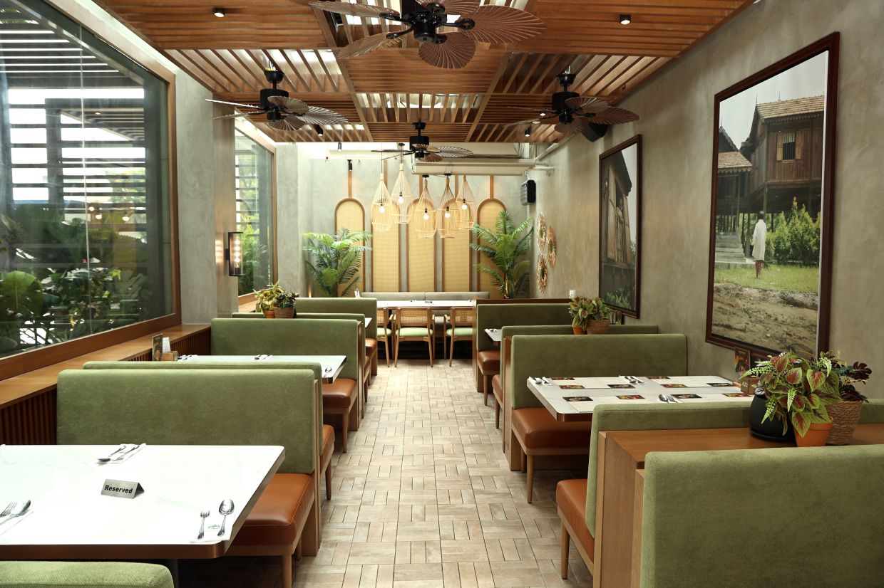 The restaurant is a natural beauty with plenty of foliage and a gorgeous slatted sunroof, which allows sunlight to filter in. 