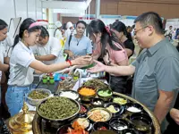 Mooncakes, tea foster cultural harmony with China
