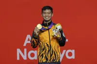 Anwar congratulates Eain Yow for defending Asiad squash gold