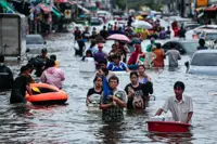 Bangkok floods: Embassy distributes food aid to flood victims